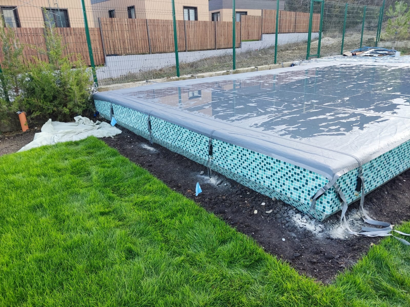 Батутное покрывало на бассейне в Тюмени